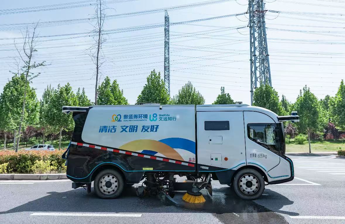 匠心服务高温来袭，自动驾驶环卫全天候守护城市“颜值”