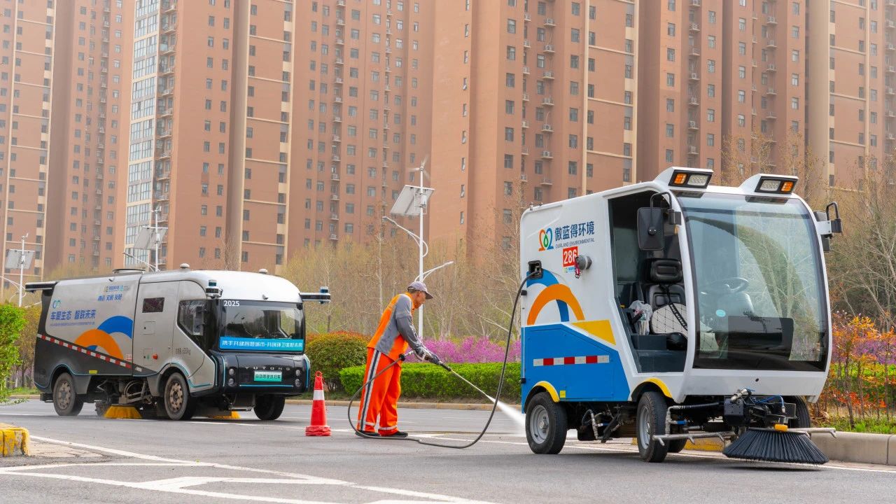 匠心服务丨雨后落叶终结者：人机协同的“三位一体”黏附垃圾清除术