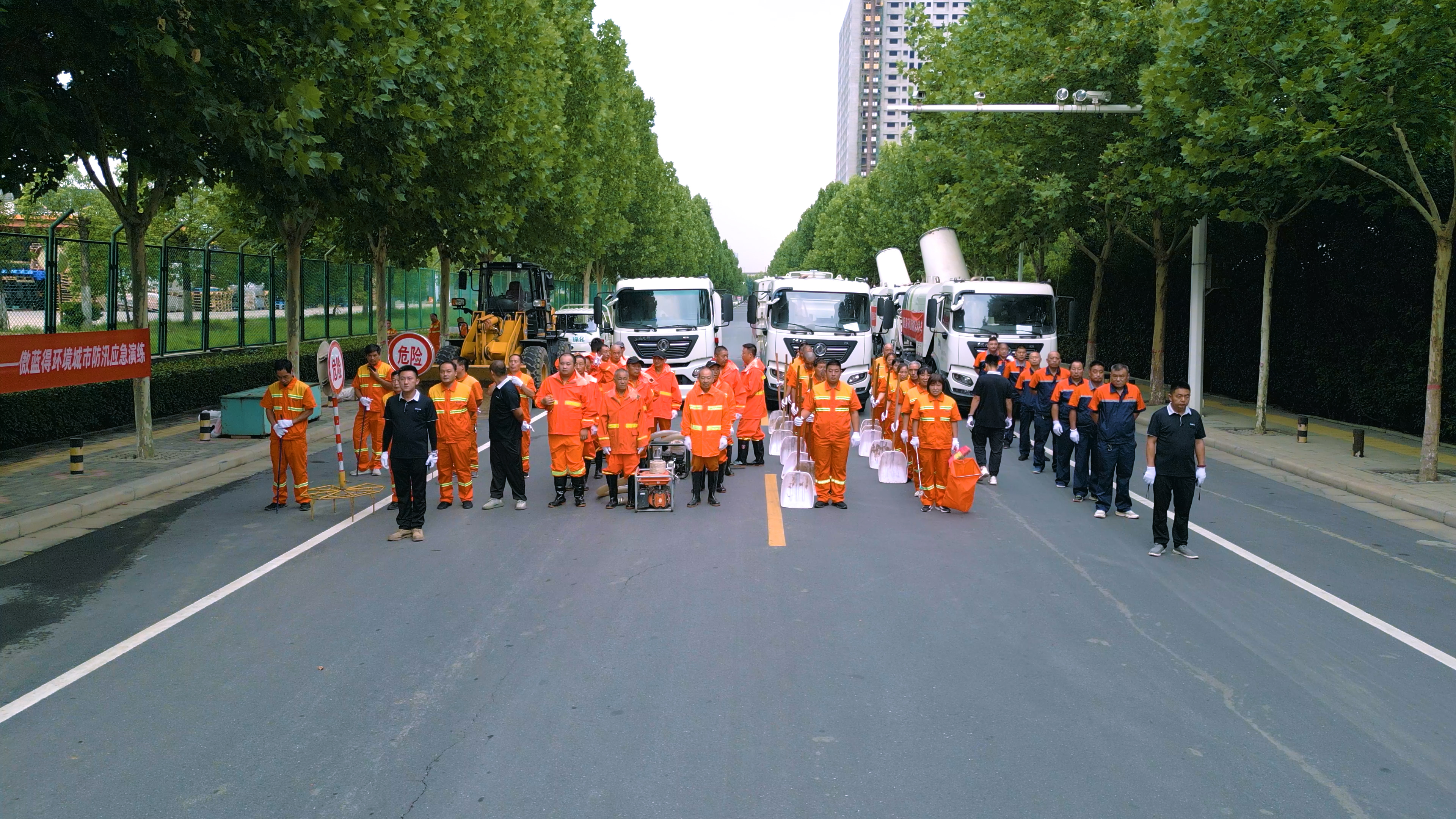 匠心服务| 雨中不停歇，坚守岗位保洁净